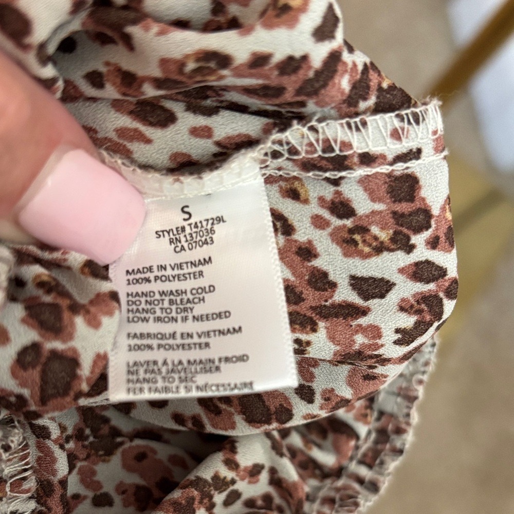 Paper Crane animal print crop top, 3/4 sleeves, smocked waist. Size Small - Picture 6 of 6